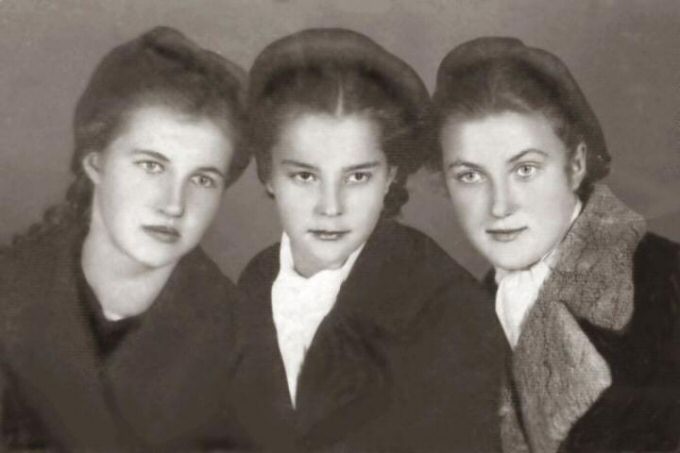 Pierwsza po prawej to Maria Turek, obok Maria Kuchno (Niewiadomska) i Adela Orlik (Bijoska). Zdjcie z lutego 1944 roku