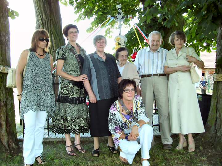 Rodzina Latawcow -w srodku rodzenstwo Maria,Stanislawa i Tadeusz